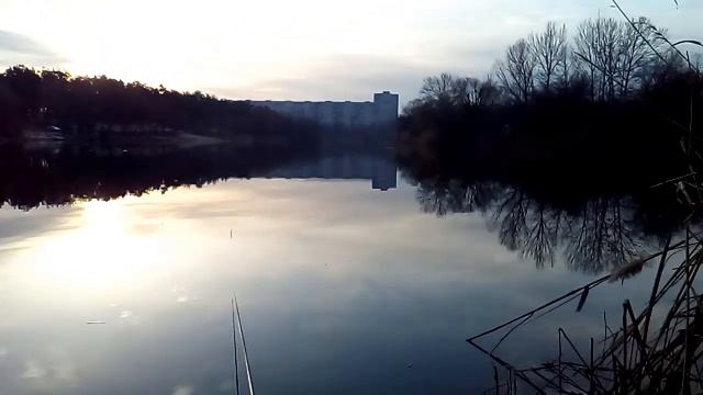 Весенняя рыбалка в городе на удочку с берега смотреть онлайн