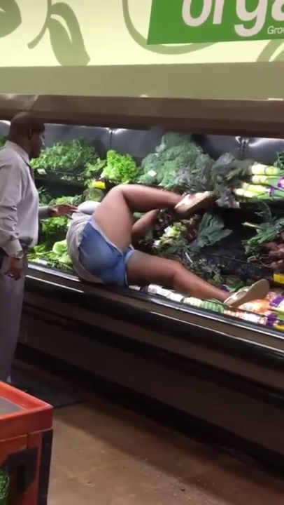 Прием ванной в супермаркете смотреть онлайн