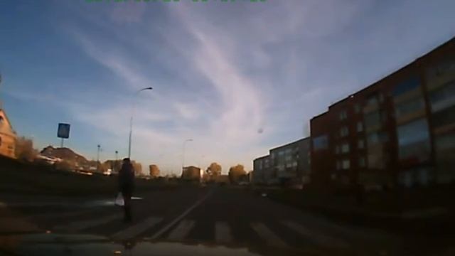 Вот как надо переходить по пешеходному переходу. смотреть онлайн