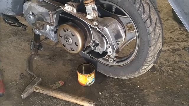 Как правильно поменять масло в редукторе скутера (мопеда) Suzuki Lets 2 С японии бес пробега!!! смотреть онлайн