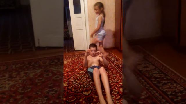 Дети один качается другая тансует смотреть онлайн