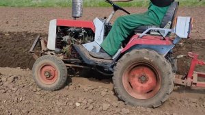 кмз-012 весенняя пахота двухкорпусным плугом