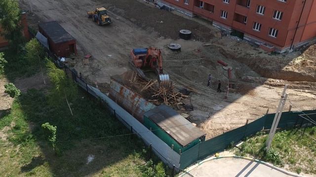 ЖК Юный экскаватор ломает временные бытовки смотреть онлайн