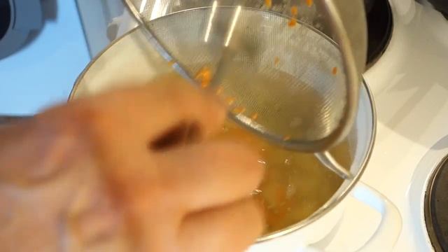Готовим вегетарианский суп с красной чечевицей и картофелем. Красивый золотистый цвет смотреть онлайн