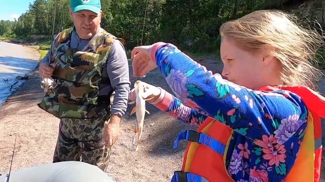 Рыбалка с берега - на каждом забросе рыба! Сумашедшая ловля окуня летом, куча эмоций у ребёнка!? смотреть онлайн