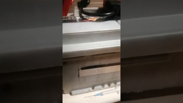 АКБ BOSCH S5 обслуживание. Как долить воды в необслуживаемый АКБ. Часть 1. смотреть онлайн