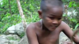 мальчики дикари ловят рыбу в лесу на реке и кушают