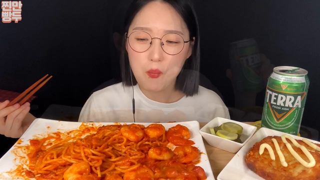 새우폭탄 로제파스타?이 정도는 넣어줘야 찐새우파스타? 해쉬브라운 리얼먹방 Shrimp Rose Pasta REAL SOUND/MUKBANG/ASMR смотреть онлайн