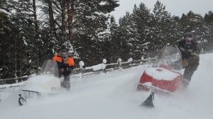 Бураны по глубокому снегу.