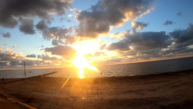 Опустевший пляж. Мрачное море. Тяжелые тучи. Грустно..... смотреть онлайн