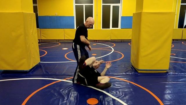 От бокового в голову. Отклон, смахивание удара, контратака пробивным маховым ударом. смотреть онлайн