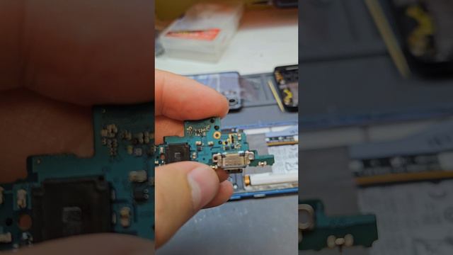 Обнаружена влага в разъёме!!! 😱 Samsung a52, распространенная проблема . Не заряжается! 🥲 смотреть онлайн