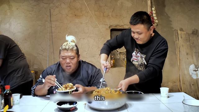 After buying two kilograms of mutton braised noodles,Brother Monkey couldn't even eat two big bowls смотреть онлайн