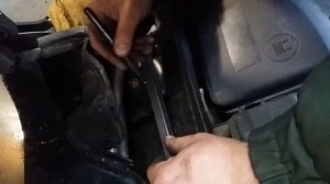 Крепление панели стеклоочистителя (жабо) на Peugeot 308