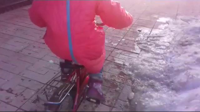 Весна пришла!!! Апрель. В гостях у тёти . Жарим сосиски на костре. смотреть онлайн