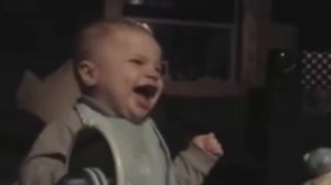 маленькие дети смеются