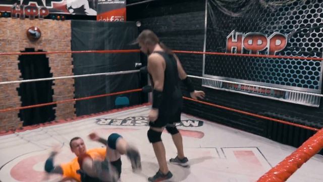 Реслинг-тренировки: Блок плечом и кувырок | Записывайся в школу реслинга НФР: wrestlingschool.ru смотреть онлайн