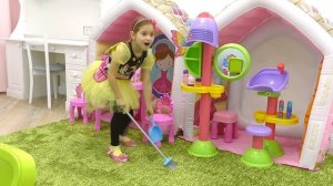 София Принцесса Рапунцель, Играет в  салоне красоты с детской парикмахерской