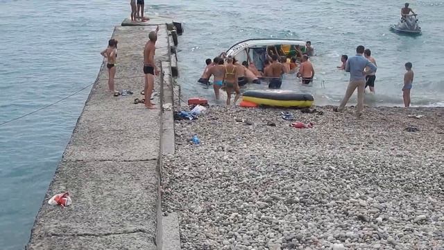 Переворачивают катер смотреть онлайн