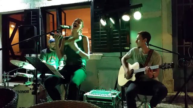 КЛАССНЫЙ ГОЛОС и ДЕВУШКА в моем любимом баре в Порече 😉 смотреть онлайн