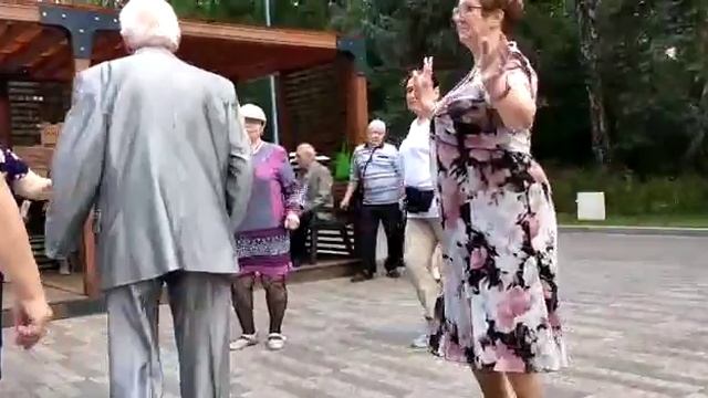 Парк Кузьминки танцы и песни под гармонь 08. 08.2020 смотреть онлайн