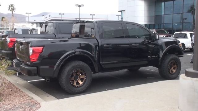 (Walk Around) 2017 Nissan Titan Pro-4X Dirt King Long Travel Truck смотреть онлайн