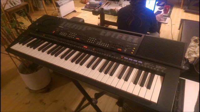 Thomas Neraasen spiller "Midnattsolens land" på gammelt Yamaha PSR-500 keyboard смотреть онлайн