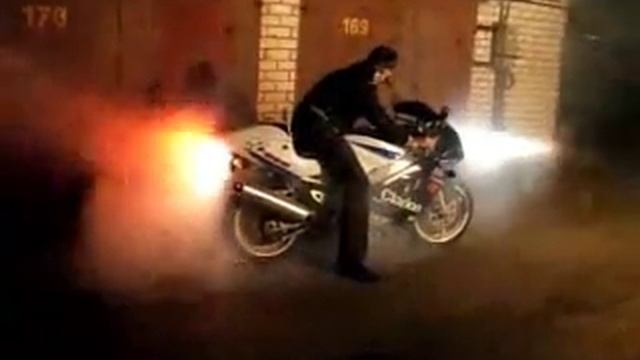 Suzuki GSX-R 600 SRAD.wmv смотреть онлайн