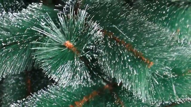 Искусственная елка с заснеженными иголками и живыми шишками смотреть онлайн