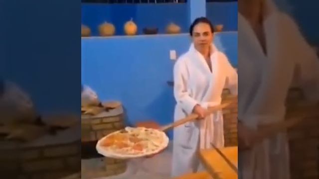 Как приготовить пиццу в дровяной печи | прикол смотреть онлайн