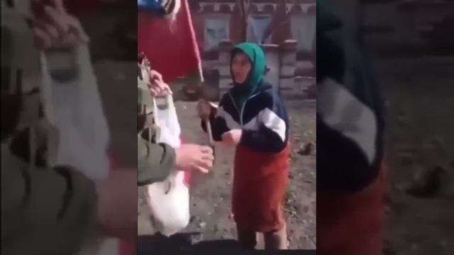 дед вспомнил что нельзя нечего говорить полицаям.низкий поклон БАБКЕ И ДЕДУ смотреть онлайн