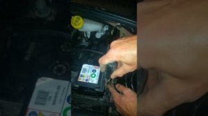 Как снять аккумулятор с Ситроен С3 2018 года.