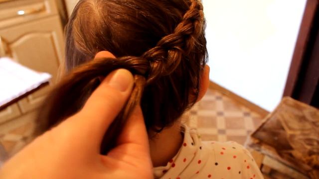 Peinado de los niños en el jardín de infantes, escuela con trenzas francesas de tejido смотреть онлайн