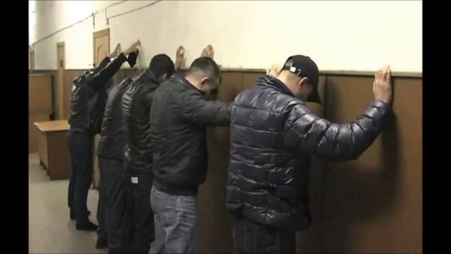 Почему люди не приходят на помощь смотреть онлайн