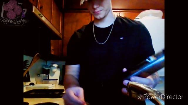 Ku$hGang420 showing you how to clean a acrylic bong смотреть онлайн