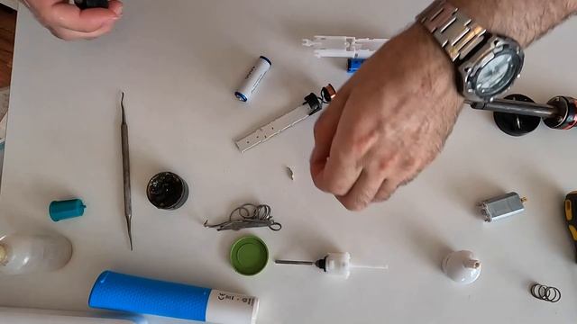 Замена аккумулятора в зубной щётке Oral B Braun на обыкновенный "пальчиковый" типа АА смотреть онлайн