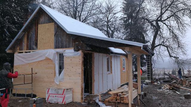 Семейная пара принесла одинокой старушке продукты и вернулась через 5 дней... смотреть онлайн