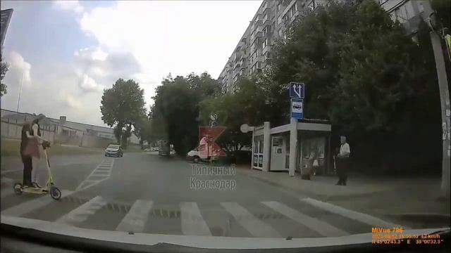 Вдвоем на самокате по пешеходному переходу Что могло пойти не так?«Просто повезло» смотреть онлайн