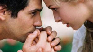 Язык тела и жестов: как ведет себя влюбленный мужчина