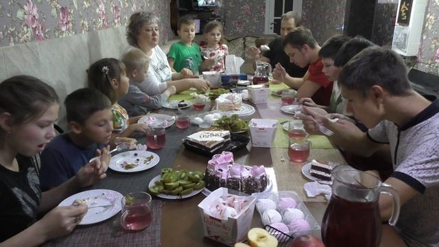 МУКБАНГ. Торты. Raffaello. Зефир. В большой семье смотреть онлайн