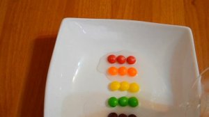 ✿Крутой эксперимент с конфетками СКИТЛС! Делаем сами опыты для детей.