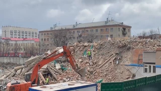 В Тюмени начали снос гостиницы "Заря" на Первомайской смотреть онлайн