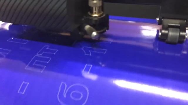 Резка наклейки на витрину ApMedia смотреть онлайн