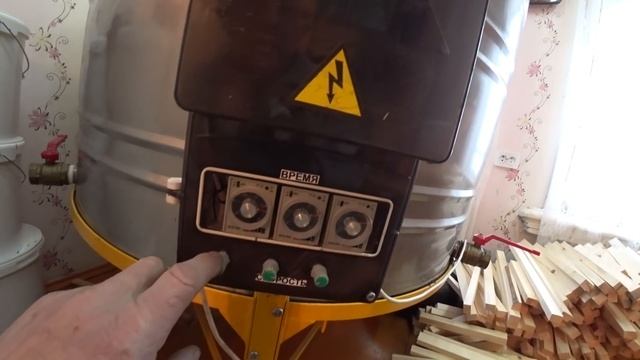 ОДИН ДЕНЬ ИЗ ЖИЗНИ ПЧЕЛОВОДА, РЕМОНТ РАМОК, ЭЛЕКТРО МЕДОГОНКА НА 40 РАМ, ОБОГРЕВ В ЗИМОВНИКЕ, БАНЬК смотреть онлайн