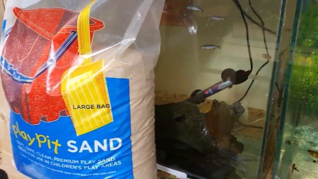 Kids play sand in an aquarium?!? смотреть онлайн