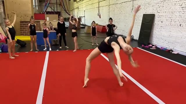 Акробатические элементы от участницы шоу ТАНЦЫ на ТНТ и мастера спорта — Александры Постниковой смотреть онлайн