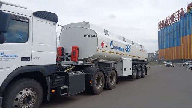Автобус Volgabus-6271.G2 и бензовоз Volvo FM-Truck 6×4 смотреть онлайн