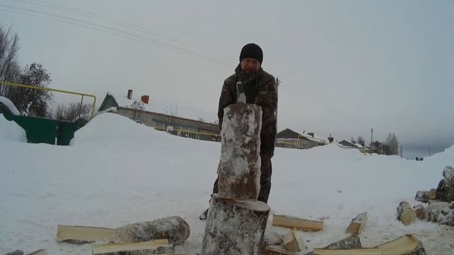 Копия видео "Топор-колун FISKARS X25 - XL в работе" смотреть онлайн