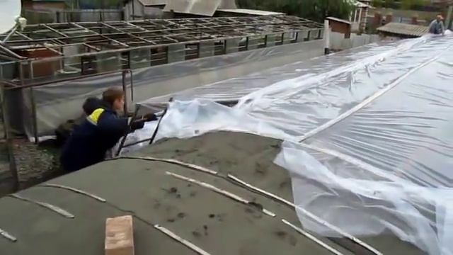 Пленка для теплиц и её крепление на каркас смотреть онлайн