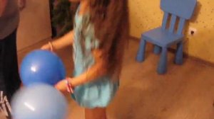 Игра - лопни шарик! Очень смешная игра для детского праздника! Игры для мальчиков и девочек.